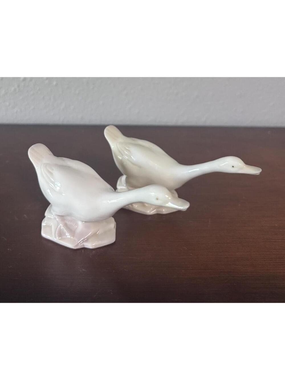Vintage Russ Ceramic Glossy Set Of 2 Swans